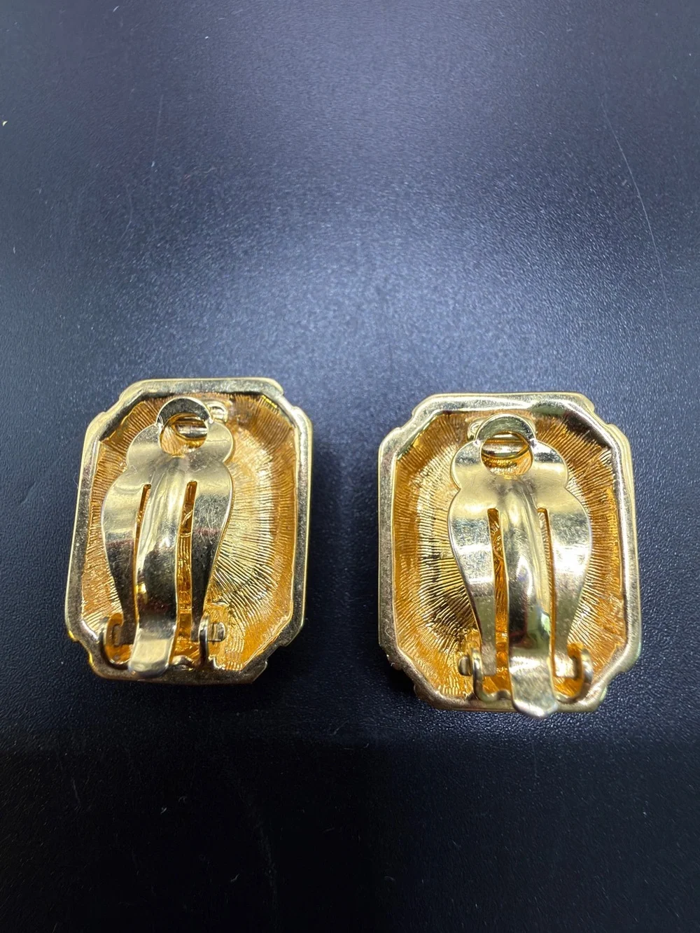 SWAROVSKI RED FACETED EMERALD CUT CRYSTAL GOLD TONE BLACK ENAMEL CLIP EARRINGS - Picture 3 of 6